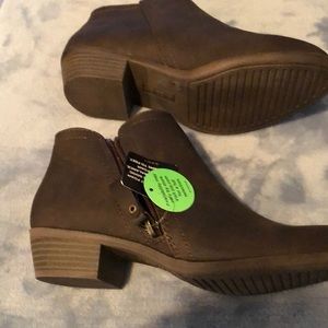 Arizona 7W New With Tags Brown Ankle Boots